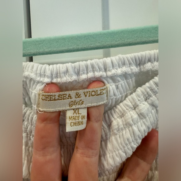 Chelsea and Violet White Top - Picture 2 of 2